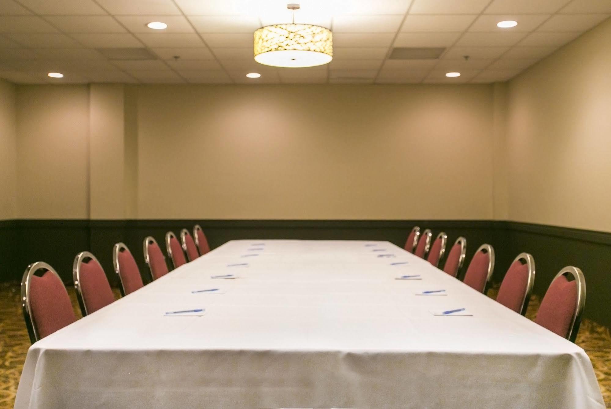 Ramada By Wyndham Edmonton Yellowhead Nw Luaran gambar