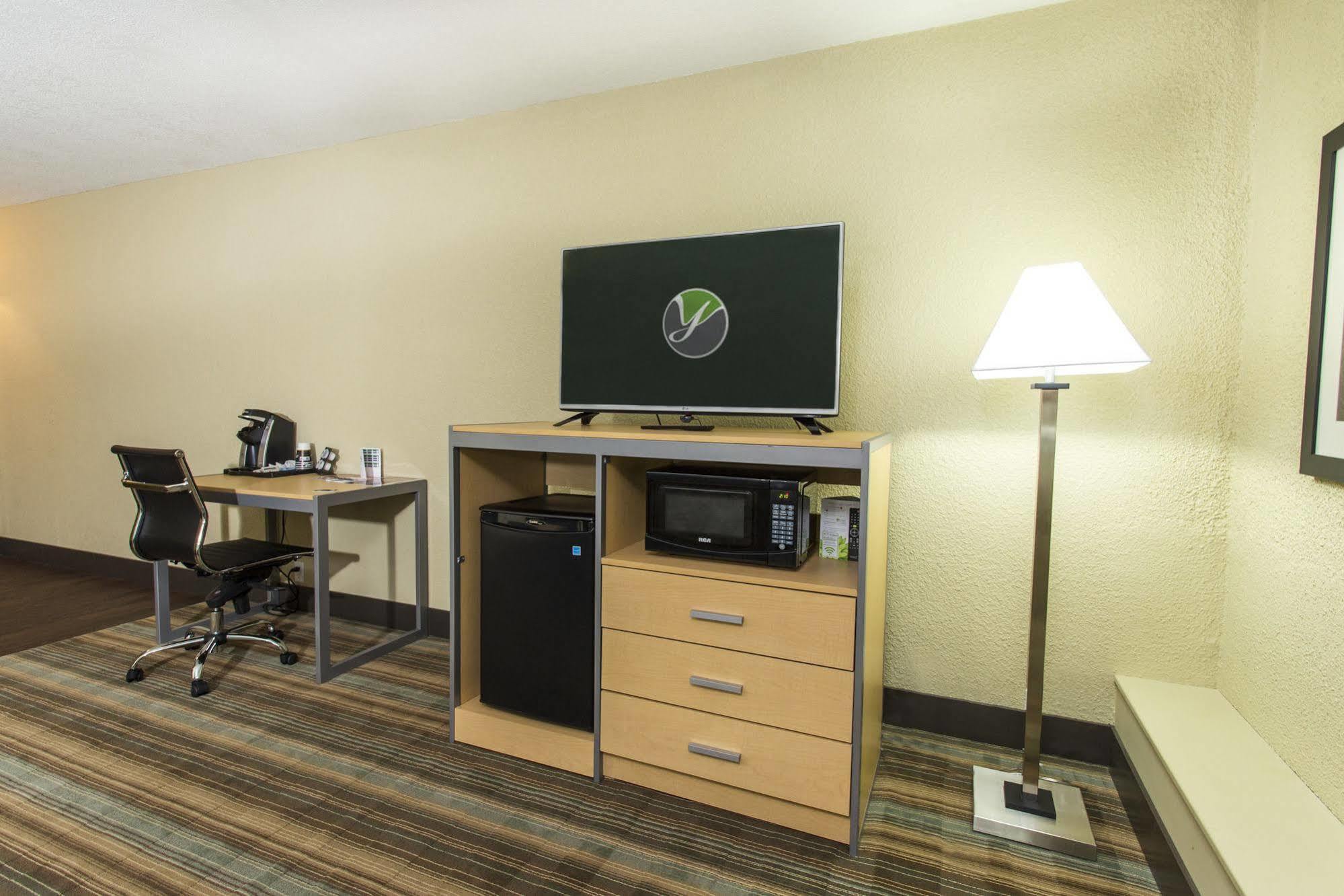 Ramada By Wyndham Edmonton Yellowhead Nw Luaran gambar