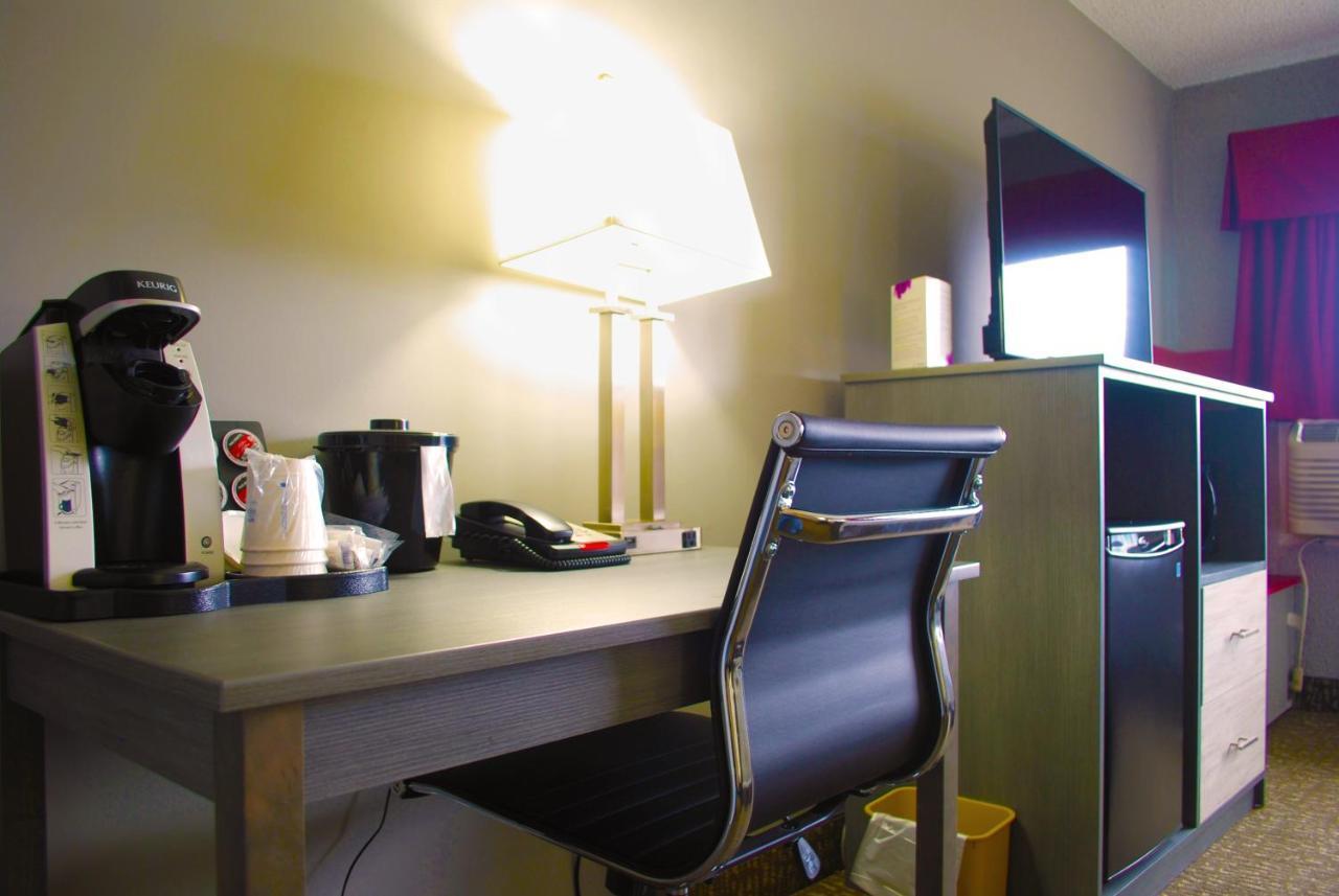 Ramada By Wyndham Edmonton Yellowhead Nw Luaran gambar